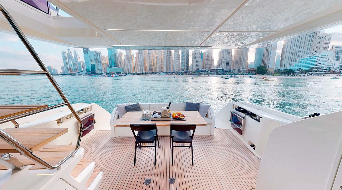 Аренда моторной яхты Ferretti 670 Bella 4 в Дубае, ОАЭ